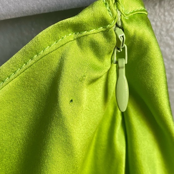 Flawed NWT SER.O.YA Silk MIDI Slip Dress, color yellow/green, Size Medium.
8050 - Picture 5 of 10